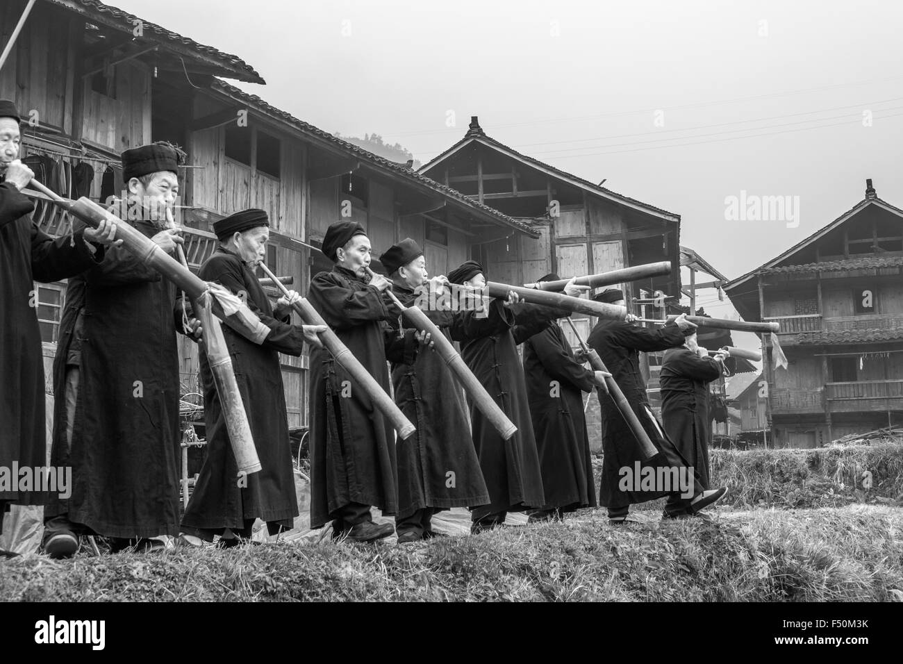 Lusheng BW ensemble jupe longue, les anciens, les Miao Miao Shang Langde Village, province de Guizhou, Chine Banque D'Images