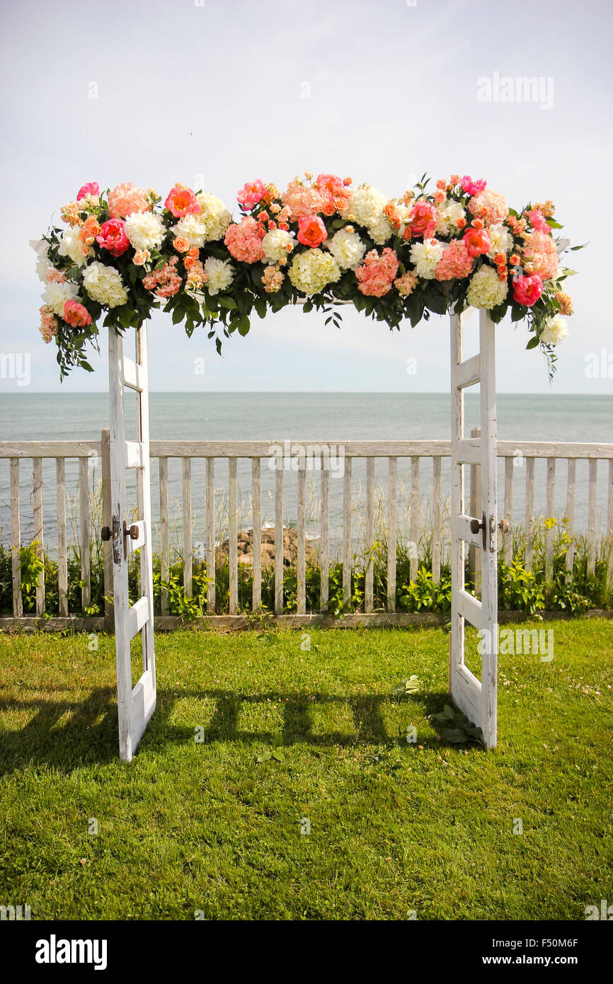 Fleurs sur un treillis fabriqués à partir de portes donnant sur l'océan à une cérémonie de mariage, Pelham House Resort, East Dennis, Cape Cod Banque D'Images