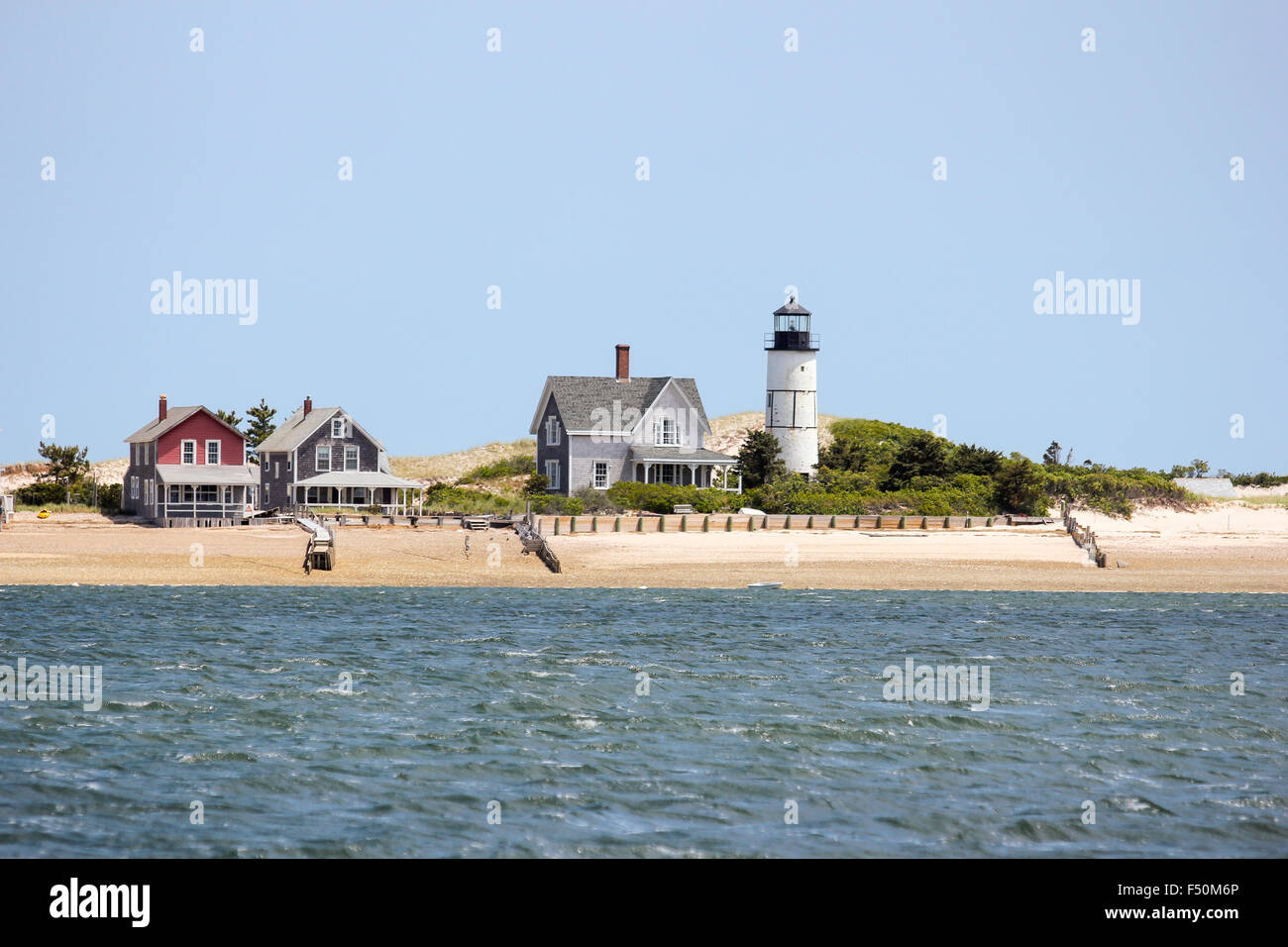 Sandy neck beach cottage ancienne colonie et sandy neck lighthouse vu de l'eau. Cape Cod, Massachusetts Banque D'Images