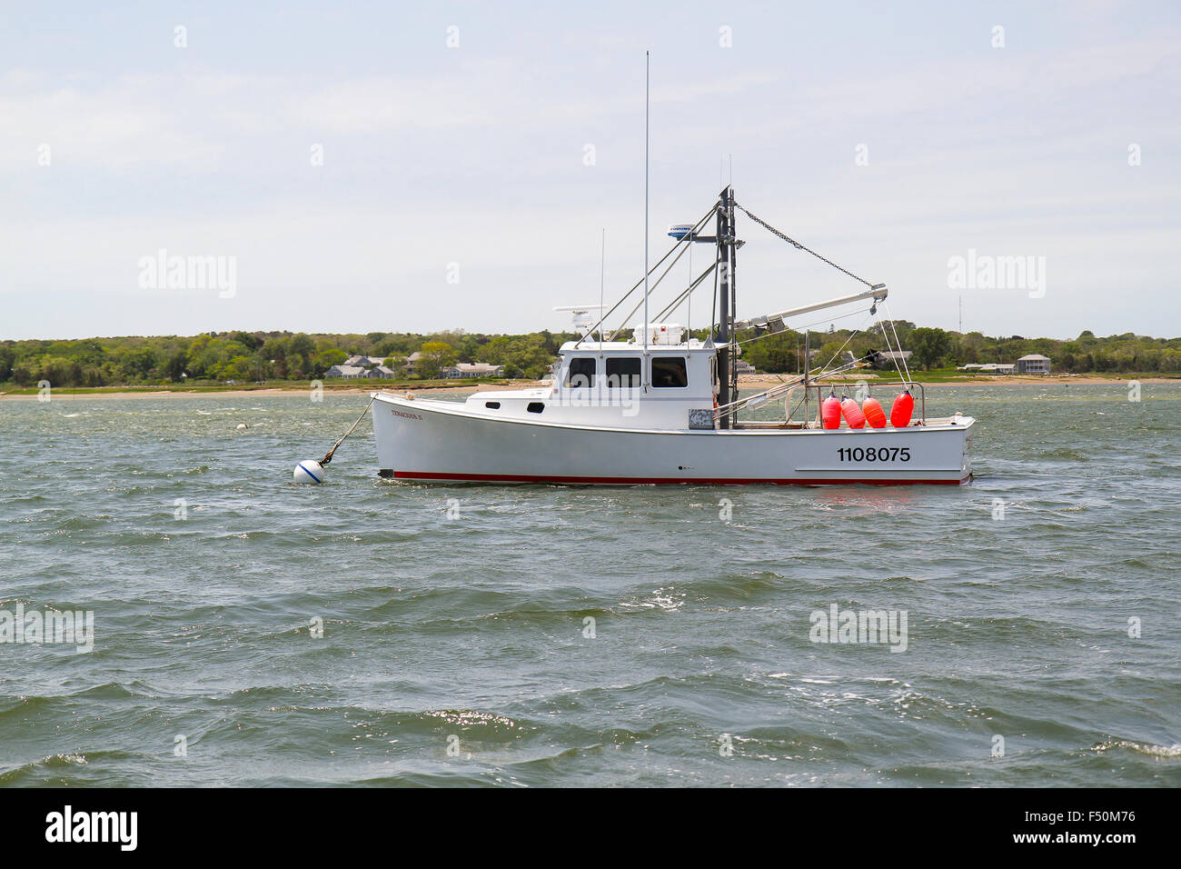 Un bateau dans Port de Barnstable, près de Sandy Neck, Massachusetts, Barnstable Banque D'Images