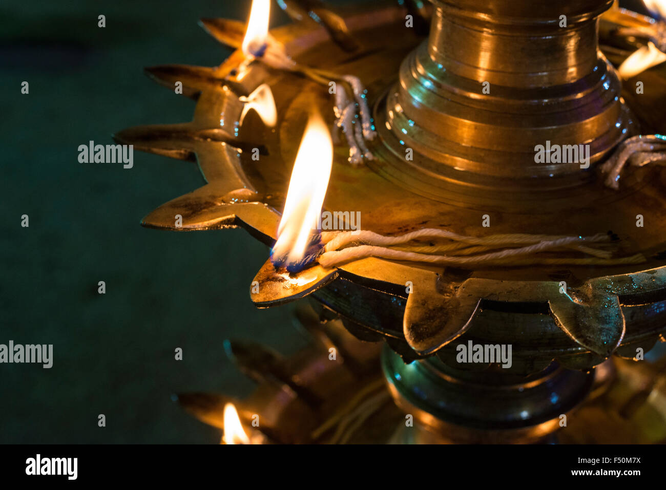 Lampe à huile flammes brûler pendant un rituel à janardanaswamy temple Banque D'Images