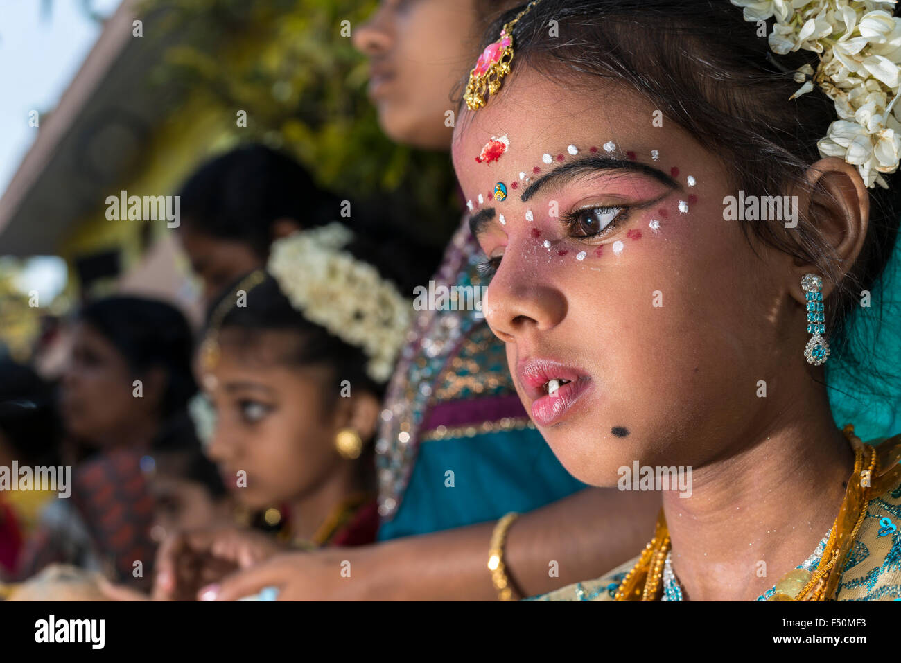 Portrait d'une petite fille, offrant des fleurs pendant un festival du temple Banque D'Images