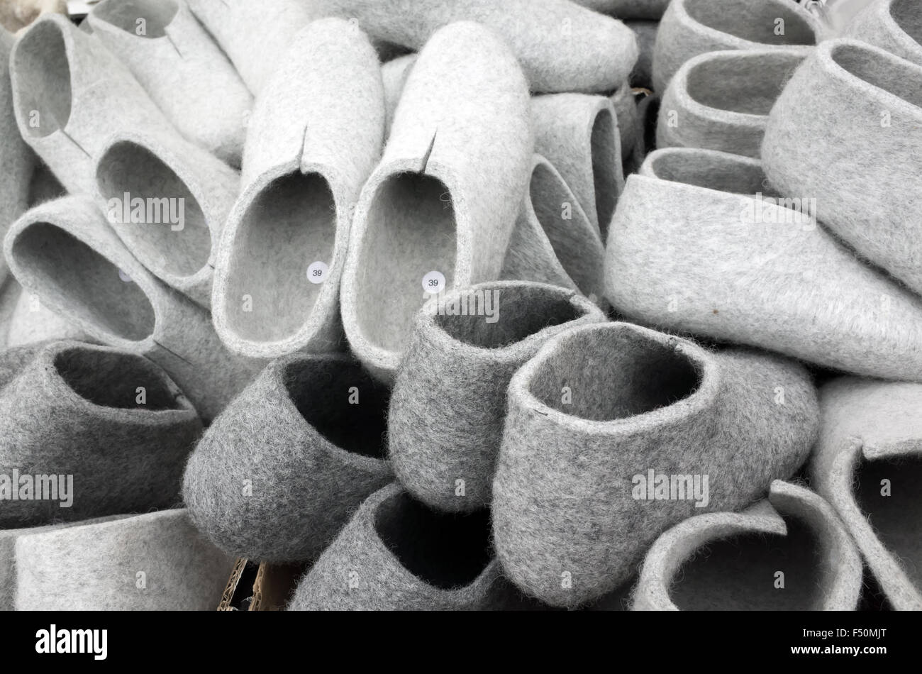 Pile de feutre traditionnel gris chaussons sur le salon finlandais Banque D'Images