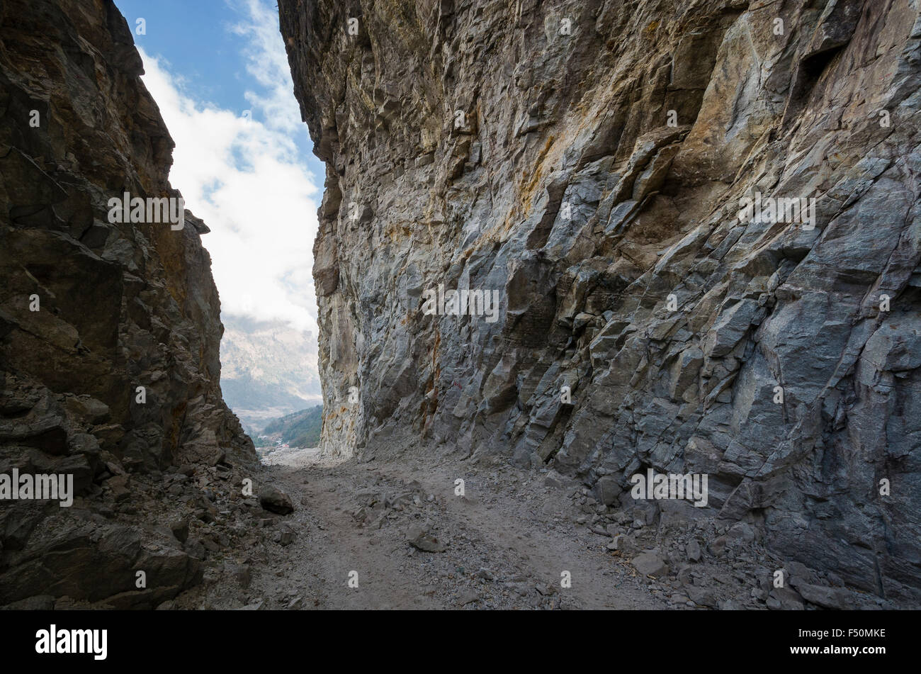 Nouvelle route dans la vallée de la Marsyangdi yuni, profondément coupé en pentes jusqu'à la roche solide Banque D'Images Nouvelle route dans la vallée de la Marsyangdi yuni, profondément coupé en pentes jusqu'à la roche solide Banque D'Images