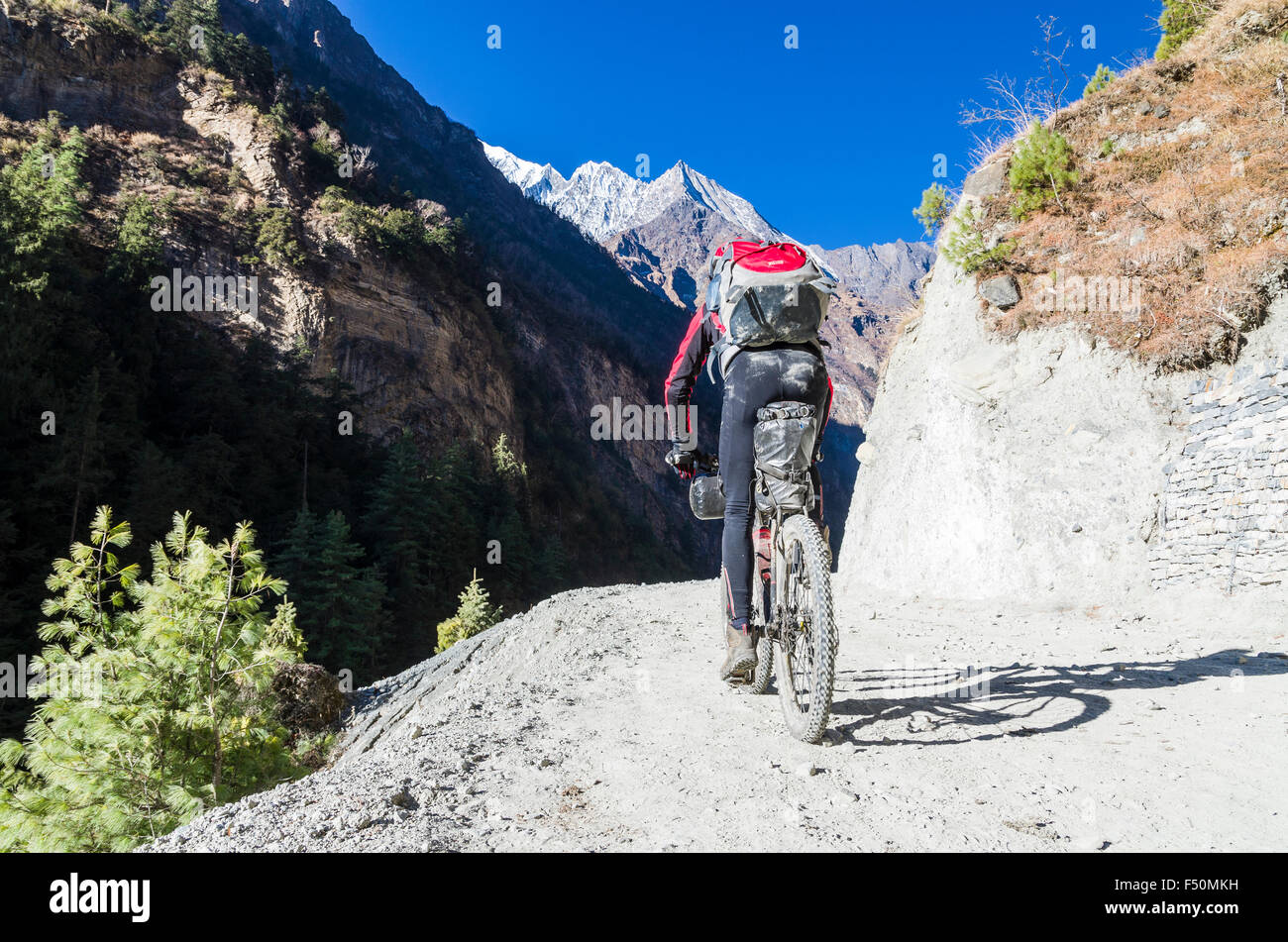 Vélo touristique sur une route de gravier dans la marsyangdi yuni valley Banque D'Images