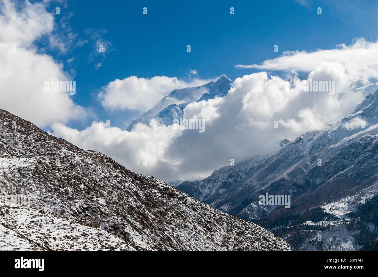 Le sommet de l'Annapurna 3 à hors des nuages Banque D'Images Le sommet de l'Annapurna 3 à hors des nuages Banque D'Images
