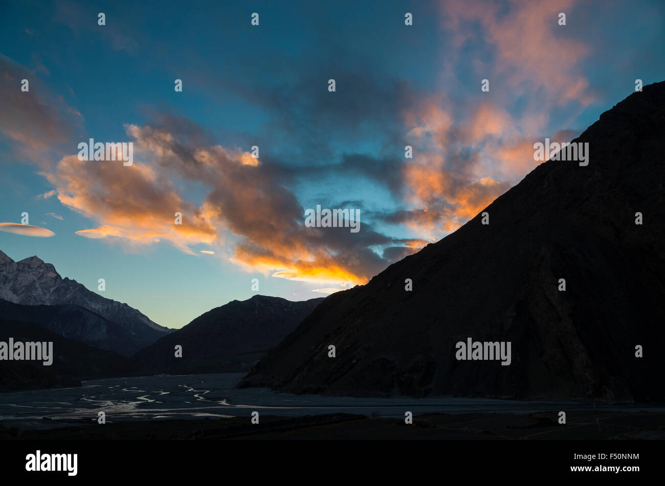 Coucher de soleil sur la vallée de la Kali ghandaki, regardant vers le sud Banque D'Images Coucher de soleil sur la vallée de la Kali ghandaki, regardant vers le sud Banque D'Images