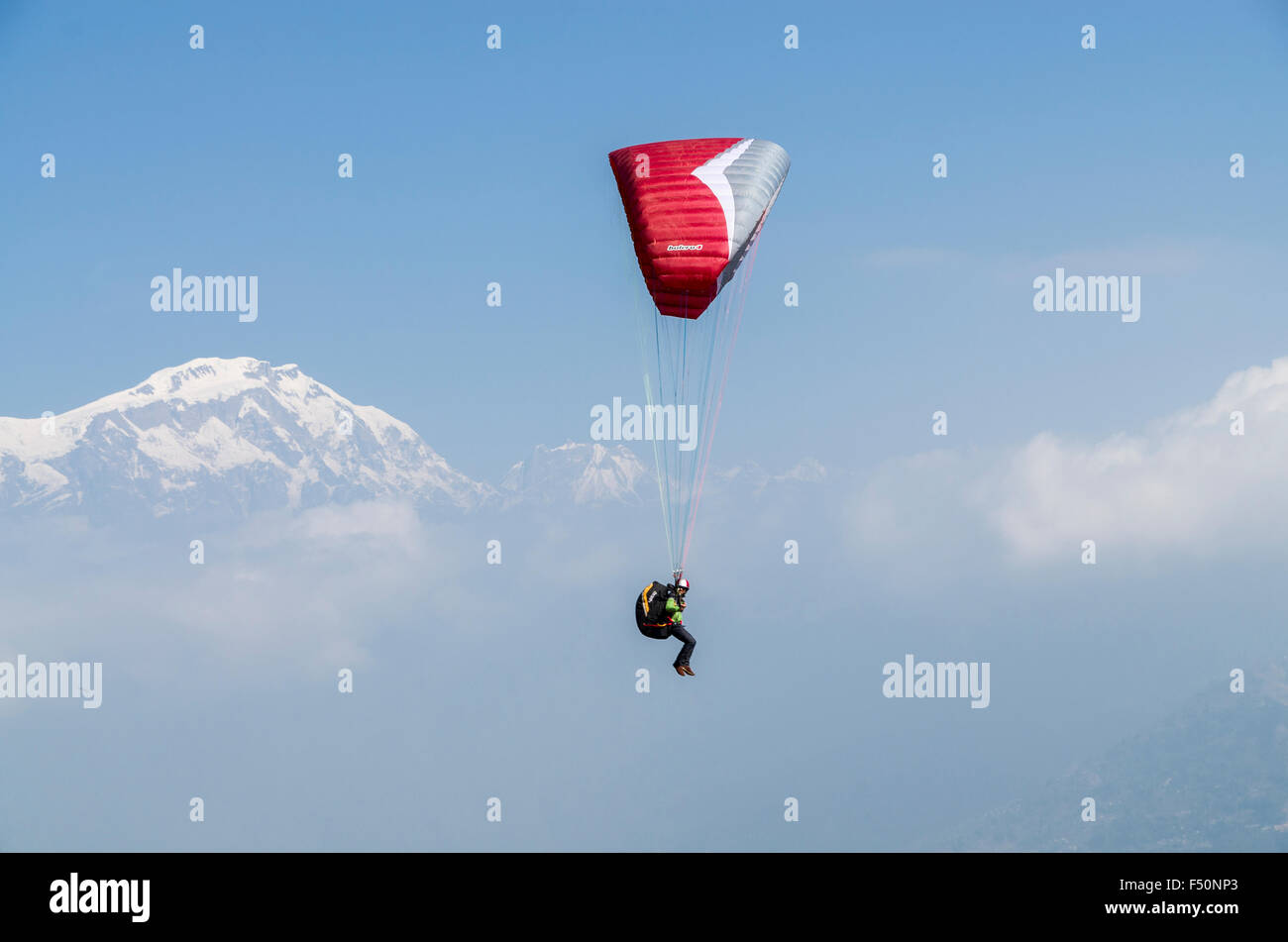 Voile de parapente dans l'air, l'annapurna dans l'arrière Banque D'Images Voile de parapente dans l'air, l'annapurna dans l'arrière Banque D'Images