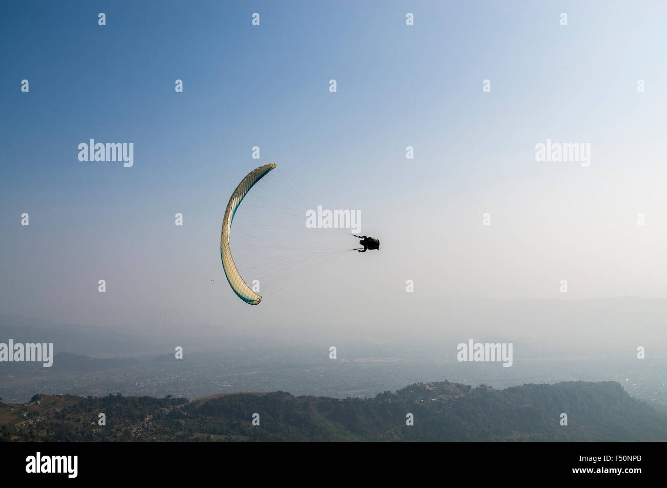 Voile de parapente dans l'air, les collines autour de Pokhara dans le dos Banque D'Images