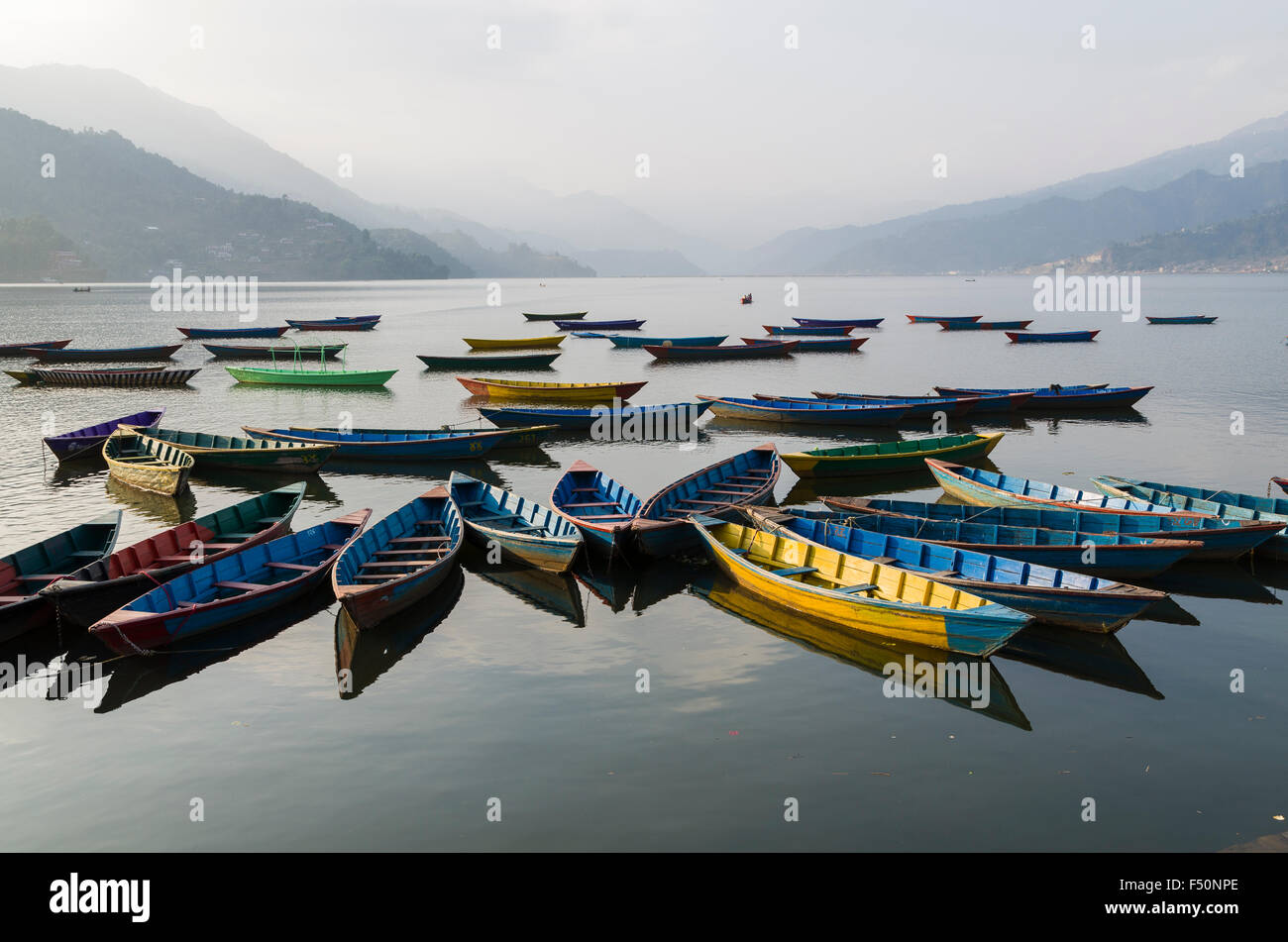 Bateaux colorés sur le Lac Phewa, collines et nuages dans l'arrière Banque D'Images Bateaux colorés sur le Lac Phewa, collines et nuages dans l'arrière Banque D'Images