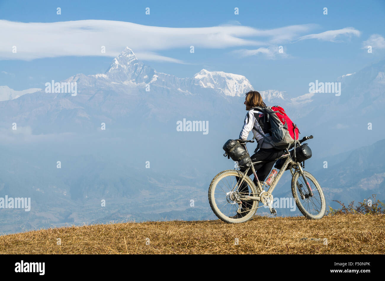 Le cycliste s'appuyant sur son vélo, à l'égard d'Annapurna Banque D'Images Le cycliste s'appuyant sur son vélo, à l'égard d'Annapurna Banque D'Images