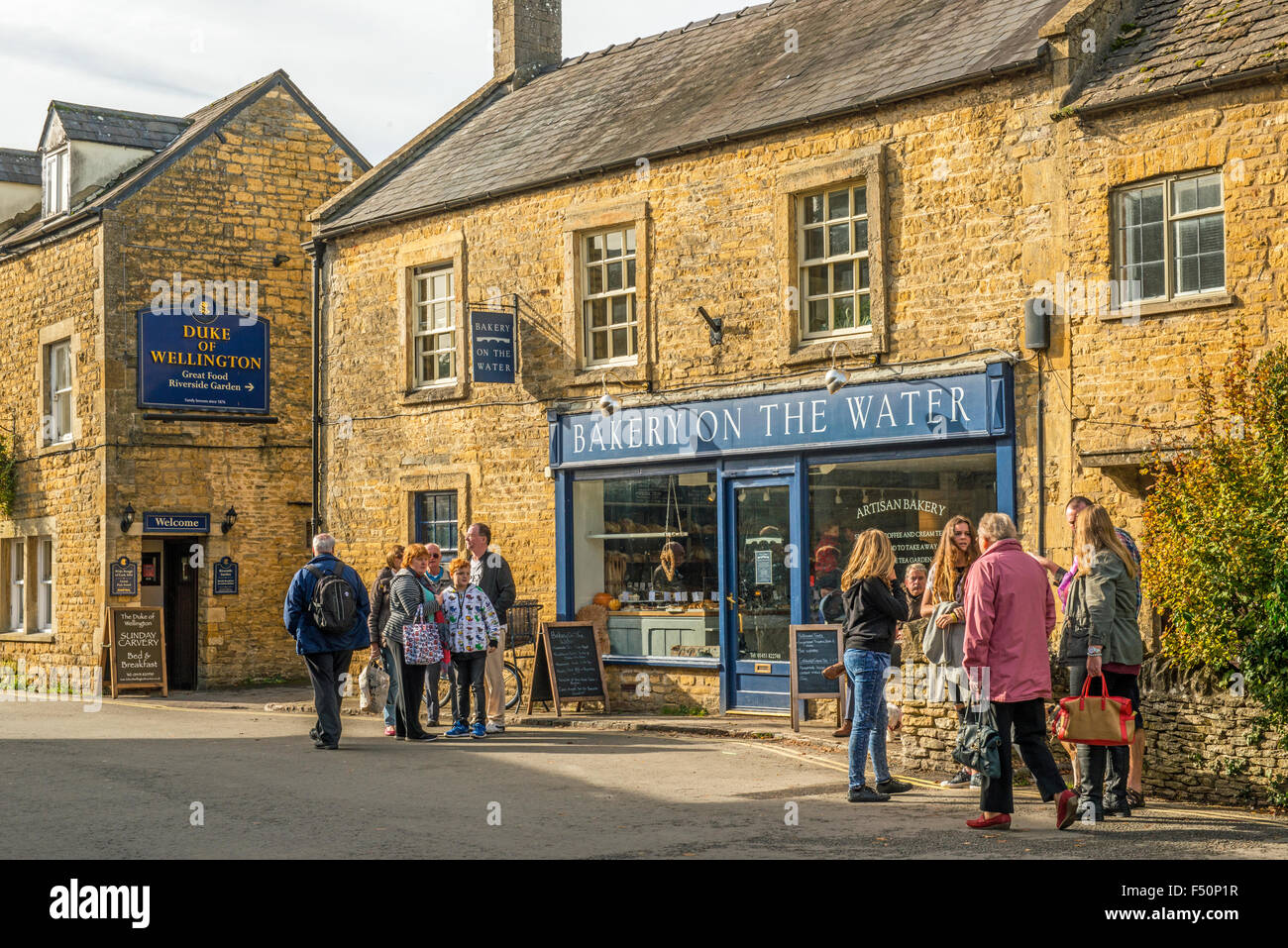 Boulangerie sur l'eau - une boulangerie locale en Bourton On The Water dans les Cotswolds, Gloucestershire. Banque D'Images