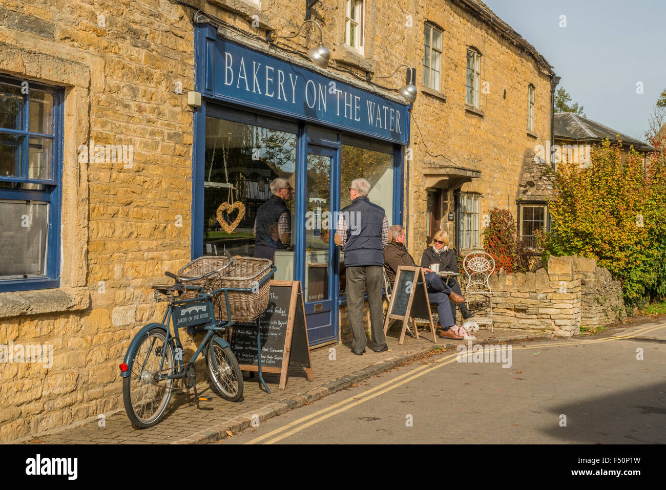 Boulangerie sur l'eau - une boulangerie locale en Bourton On The Water dans les Cotswolds, Gloucestershire. Banque D'Images
