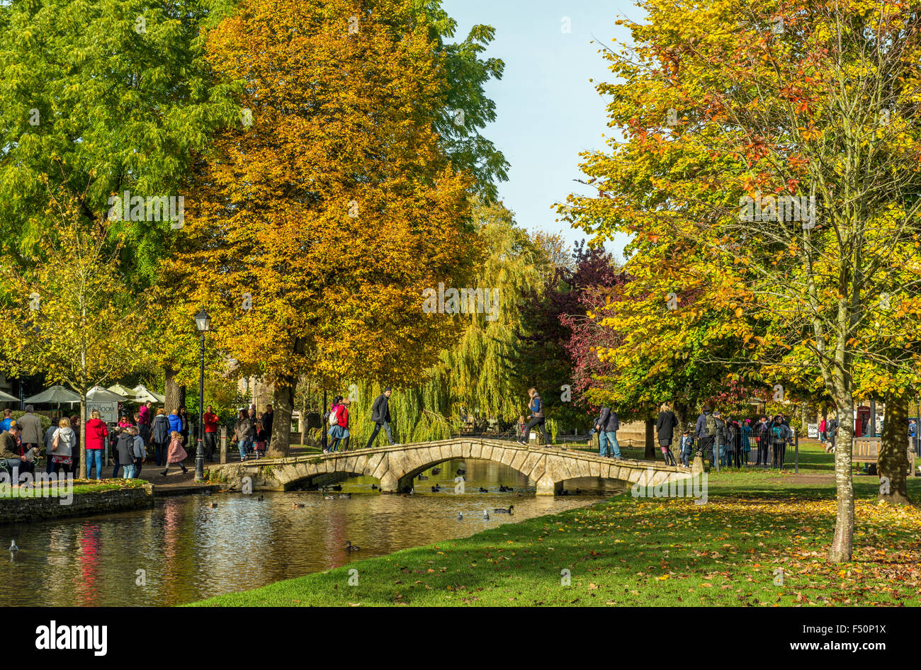 Pont sur la rivière Windrush à Bourton On The Water dans les Cotswolds Gloucestershire Banque D'Images