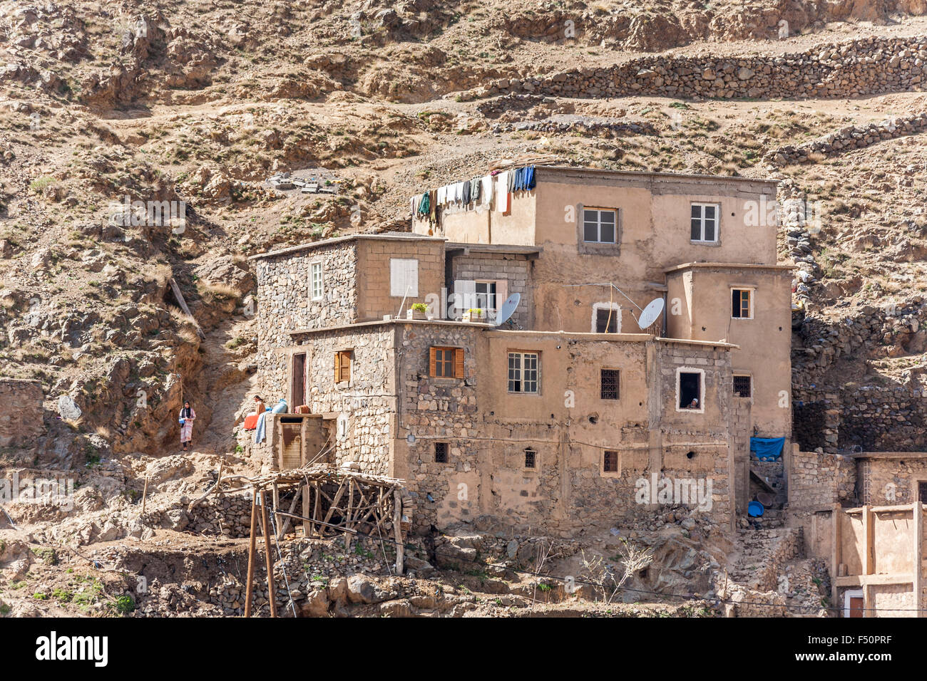 Village berbère typique maison en pierre construite dans les montagnes, Haut Atlas, Maroc, Afrique du Nord Banque D'Images