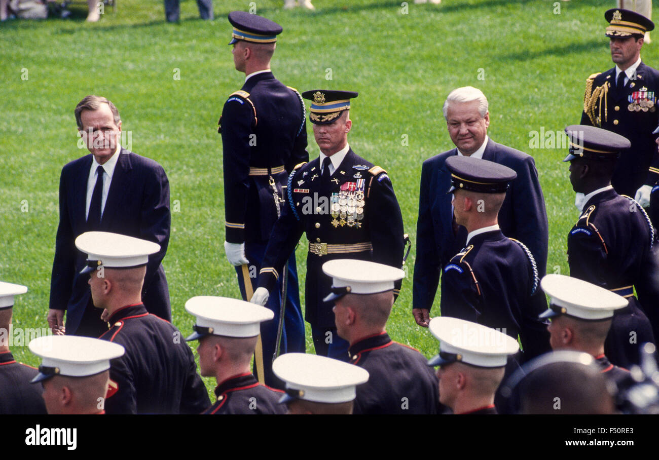 Washington, DC., USA 16 juin 1992 Le président américain George Bush avec le président russe Boris Eltsine lors de visite officielle à la Maison Blanche. Ici ils passent en revue les troupes sur la pelouse Sud. Credit : Mark Reinstein Banque D'Images
