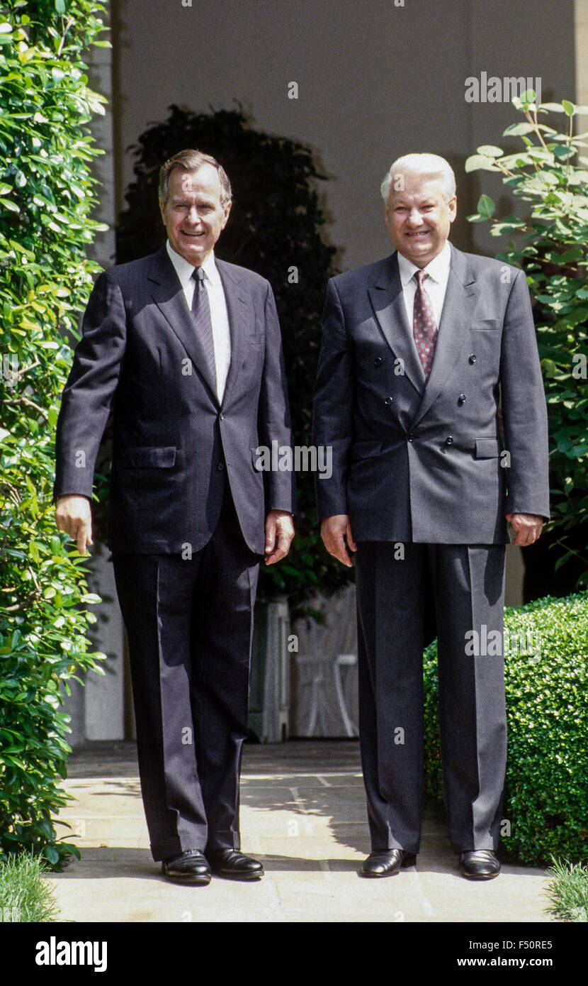 Washington, DC.,USA, 16 juin 1992 Le président américain George Bush avec le président russe Boris Eltsine lors de visite officielle à la Maison Blanche. Marchant sur un trottoir de bureau ovale à l'entrée. Credit:Mark Reinstein Banque D'Images