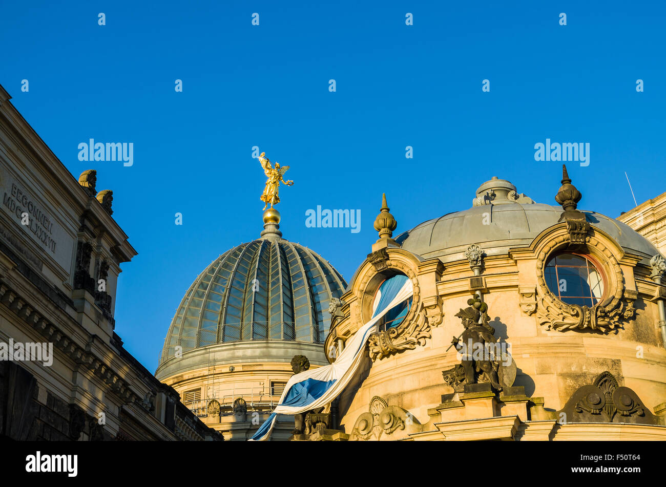 Ange d'or au sommet de l'Académie des Arts à Brühl Terrace Banque D'Images
