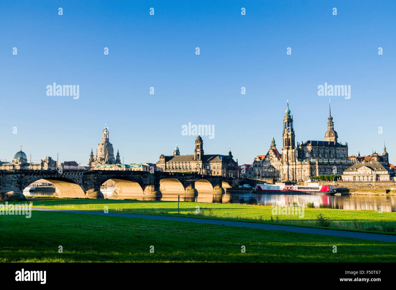 La terrasse Brühl, l'église notre-Dame et l'église la chapelle de la Cour catholique vue de l'autre côté de l'Elbe Banque D'Images