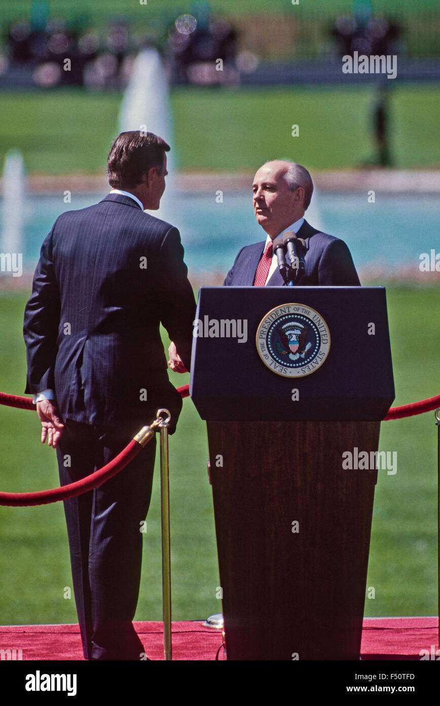 Le président George H. W. Le président Bush se félicite de l'Union soviétique Mikhaïl Gorbatchev lors d'une cérémonie d'arrivée de l'État formel sur la pelouse Sud de la Maison Blanche. Banque D'Images