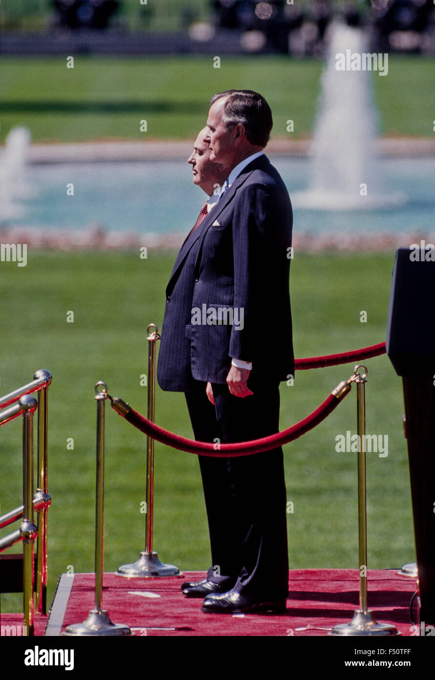 Le président George H. W. Le président Bush se félicite de l'Union soviétique Mikhaïl Gorbatchev lors d'une cérémonie d'arrivée de l'État formel sur la pelouse Sud de la Maison Blanche. Banque D'Images