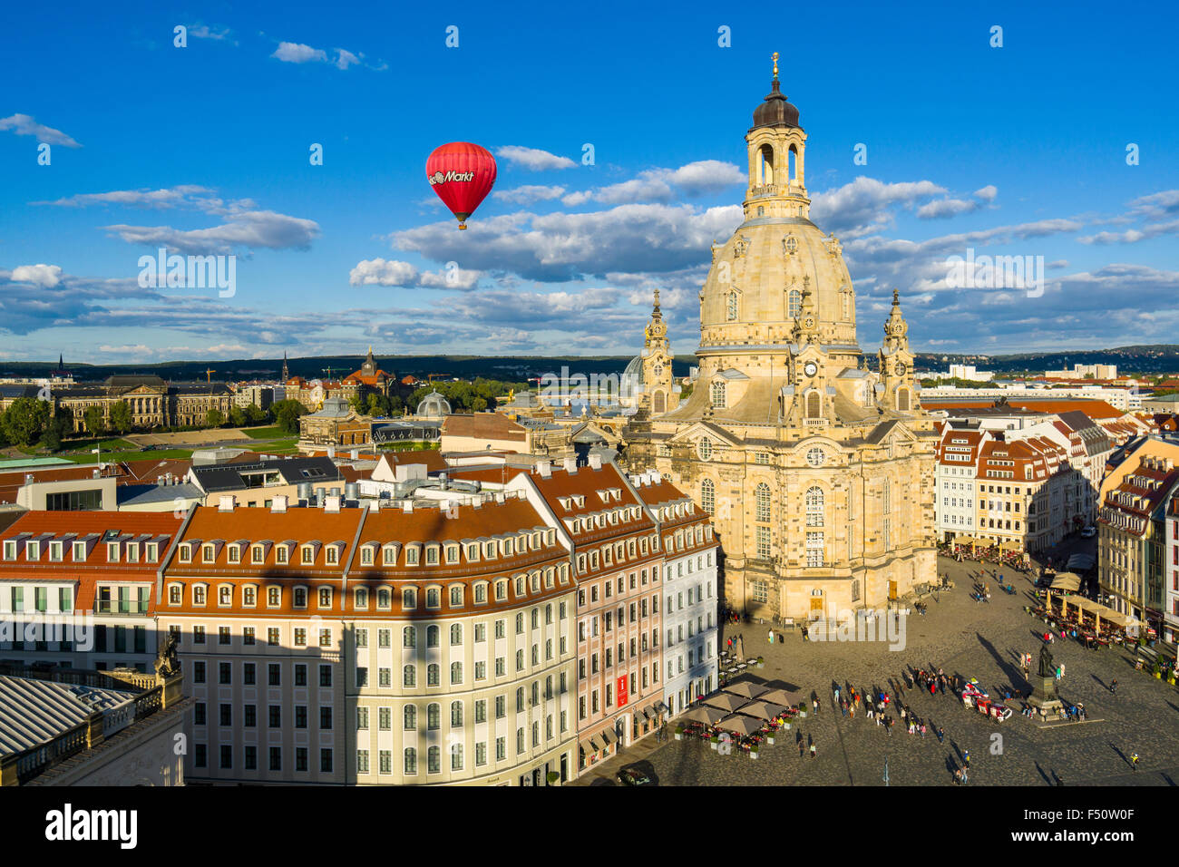 Une vue panoramique sur la neumarkt et l'église église notre dame dans la vieille partie de la ville, un ballon rouge n'est pas Banque D'Images