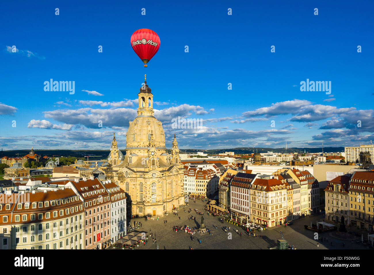 Une vue panoramique sur la neumarkt et l'église église notre dame dans la vieille partie de la ville, un ballon rouge n'est pas Banque D'Images