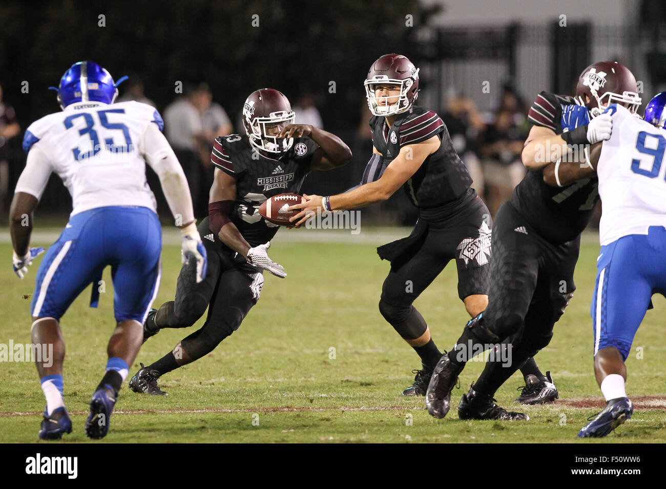 Starkville, MS, États-Unis d'Amérique. 24 Oct, 2015. Mississippi State Bulldogs quarterback Nick Fitzgerald (7)hands off Mississippi State Bulldogs d Dontavian Lee (33) au cours de la NCAA Football match entre le Mississippi State Bulldogs et le Kentucky Wildcats à Davis Wade Stadium de STARKVILLE, MS. Chuck lécher/CSM/Alamy Live News Banque D'Images