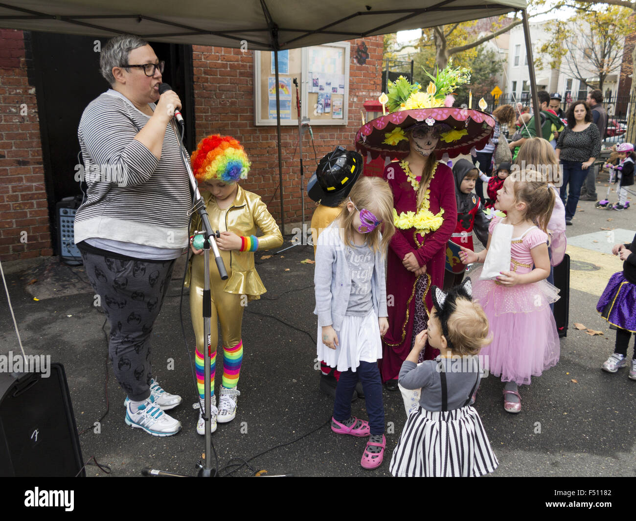 Les jeunes enfants à un concours de costumes de Halloween à Kensington, à Brooklyn NY attendre designation des gagnants, 2015. Banque D'Images