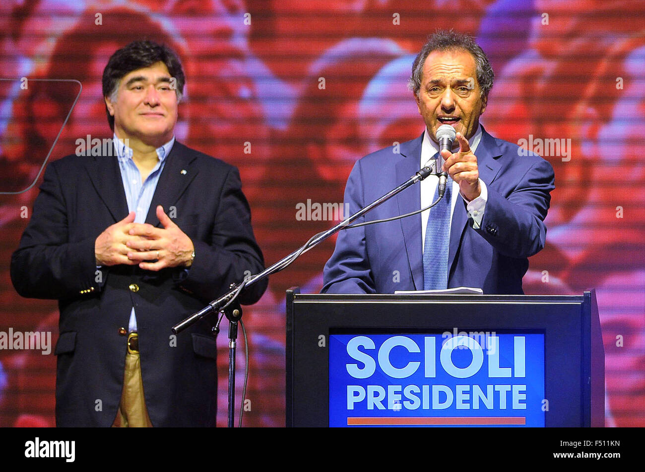 Buenos Aires, Argentine. 25 octobre, 2015. Candidat à l'élection présidentielle Daniel Scioli (R), accompagné par le vice-candidate présidentielle Carlos Zannini (L), prononce une allocution lors d'un rassemblement de l'alliance électorale après les élections générales, au Luna Park Stadium à Buenos Aires, capitale de l'Argentine, le 25 octobre 2015. Le parti au pouvoir en Argentine Daniel Scioli candidat à l'élection présidentielle a tenu un plomb dans l'élection générale de dimanche, selon les derniers sondages de sortie TV, mais il n'était pas encore clair s'il avait recueilli suffisamment de voix pour éviter le deuxième tour. Credit : TELAM/Xinhua/Alamy Live News Banque D'Images