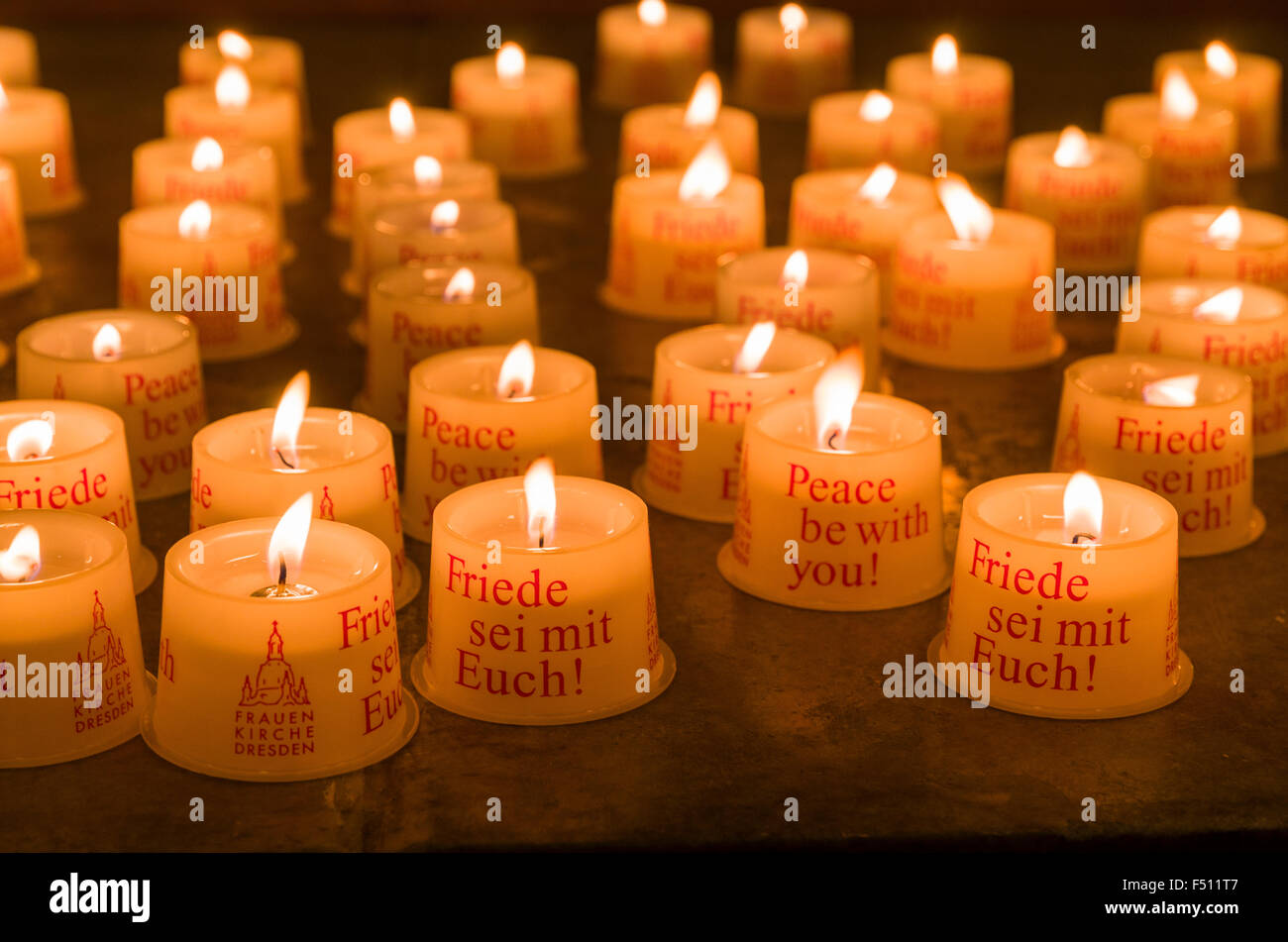 Les bougies sont offerts pour la paix à l'intérieur de la nouvelle église notre dame Banque D'Images