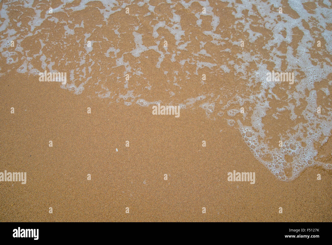Plages et mer, vagues de la mer léchait la plage de sable. Banque D'Images
