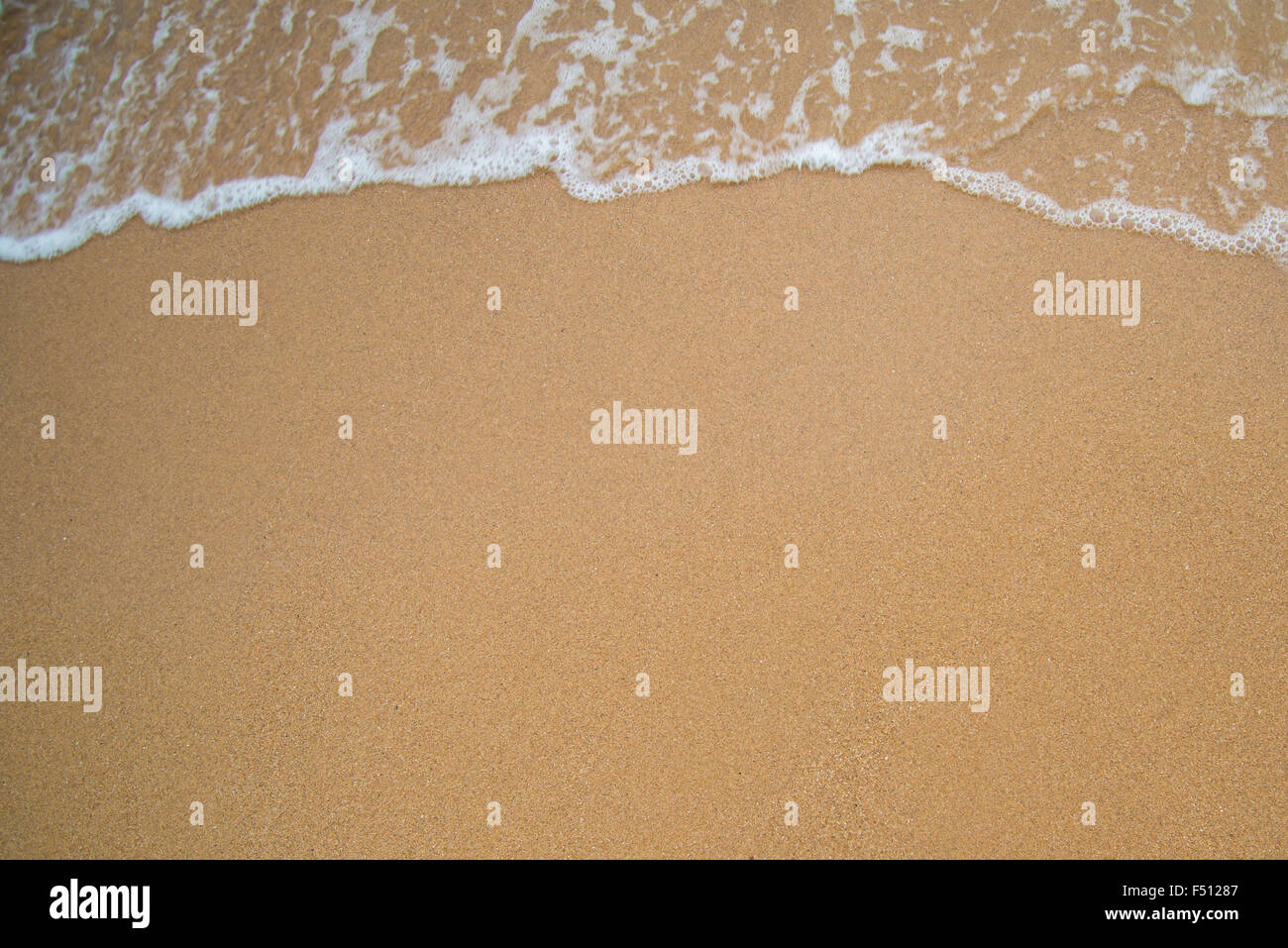 Plages et mer, vagues de la mer léchait la plage de sable. Banque D'Images