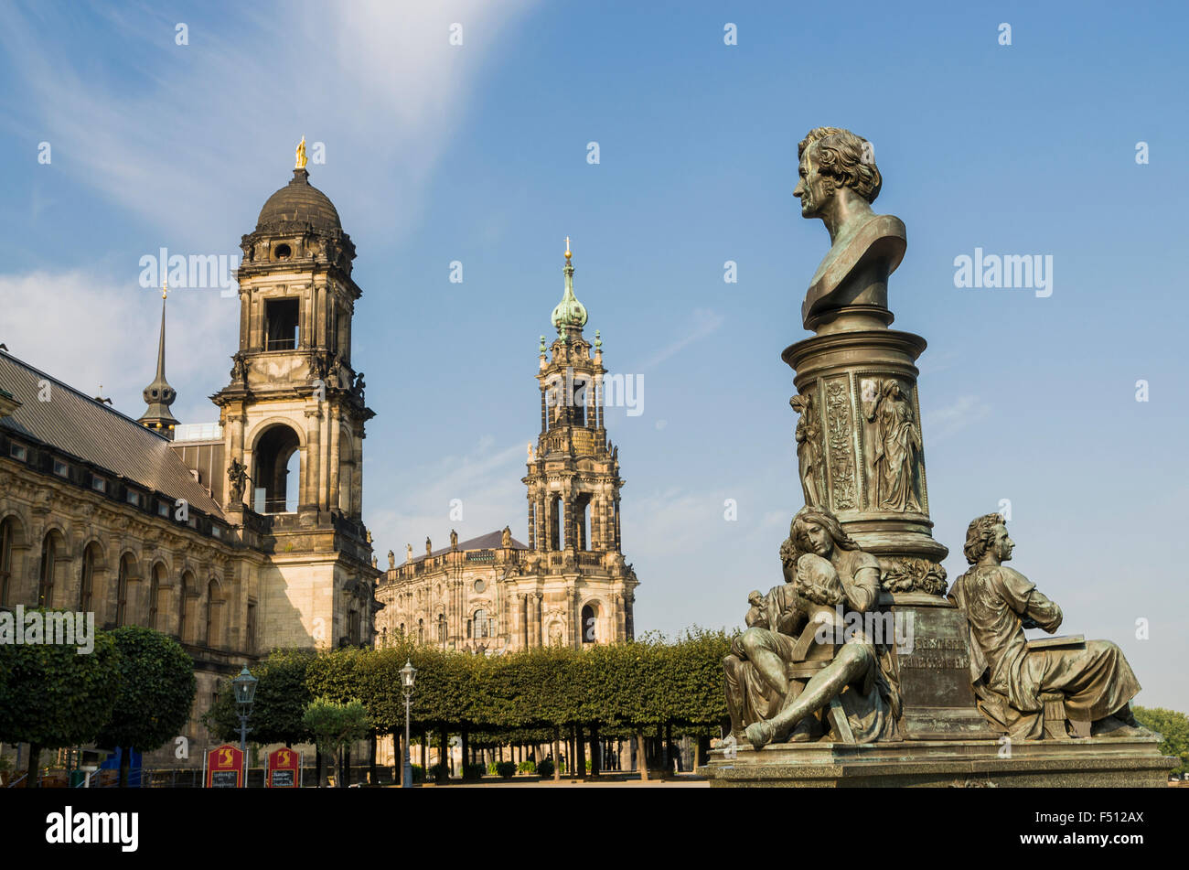 Mémorial à Ernst Rietzschel, scuplturiste à Kings Times, sur Brühl Terrace, l'église de la chapelle de la Cour catholique à l'arrière Banque D'Images