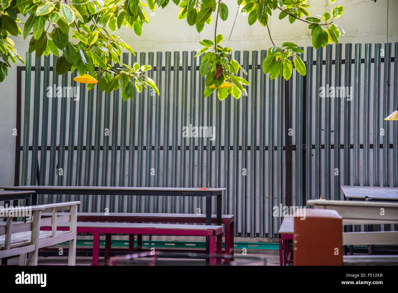 Tables et chaises en bois dans le jardin. Banque D'Images
