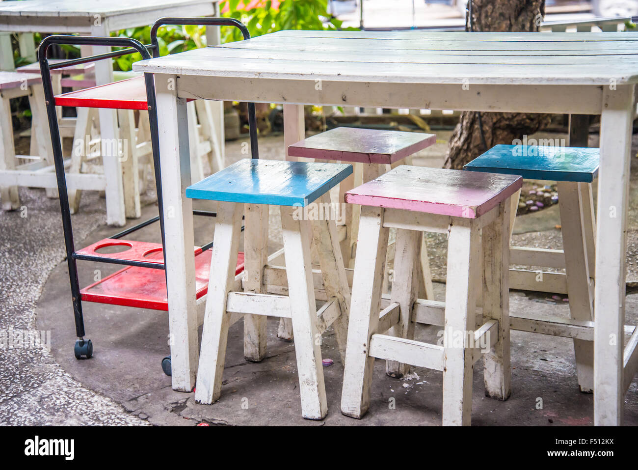 Tables et chaises en bois dans le jardin. Banque D'Images