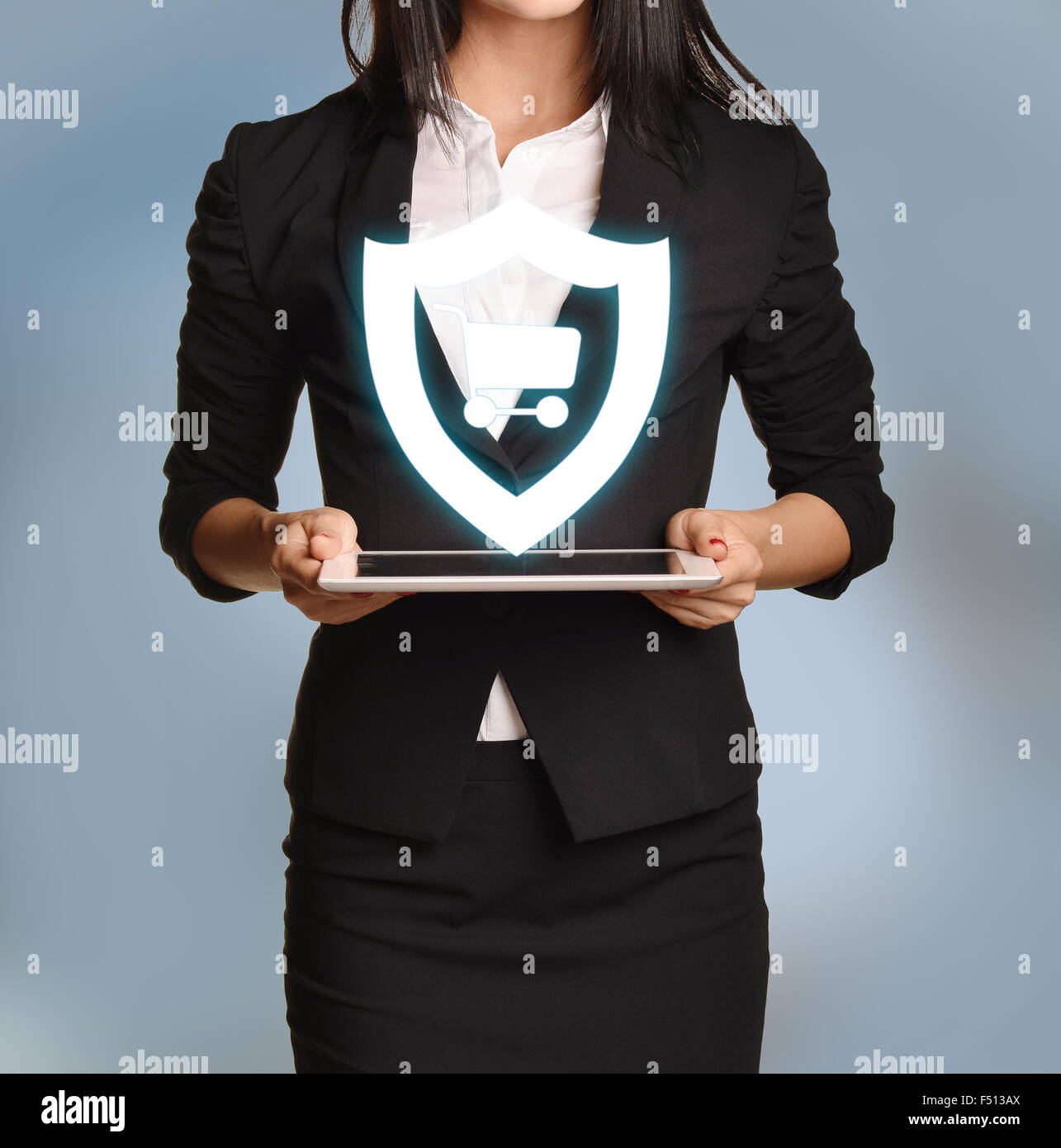Woman is holding tablet avec l'icône du panier du bouclier Banque D'Images