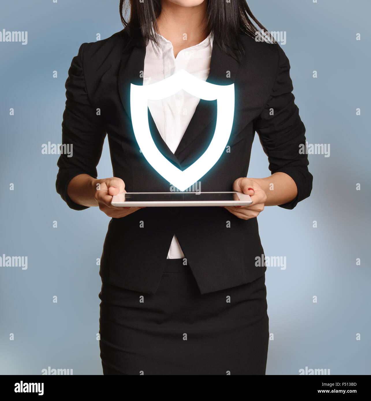 Woman is holding tablet avec l'icône de bouclier Banque D'Images