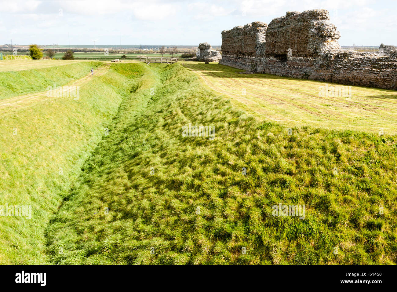 Richborough Roman Castle dans le Kent, en Angleterre. Fort de la côte saxonne. 3e siècle mur extérieur du fort avec fossé défensif. Banque D'Images