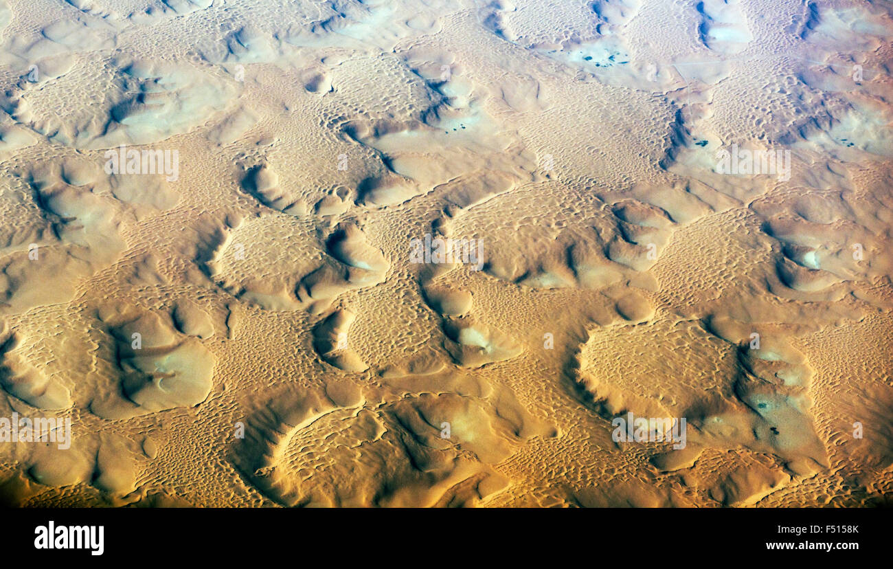 Beaux paysages désertiques comme vu de dessus le désert d'Arabie. Banque D'Images