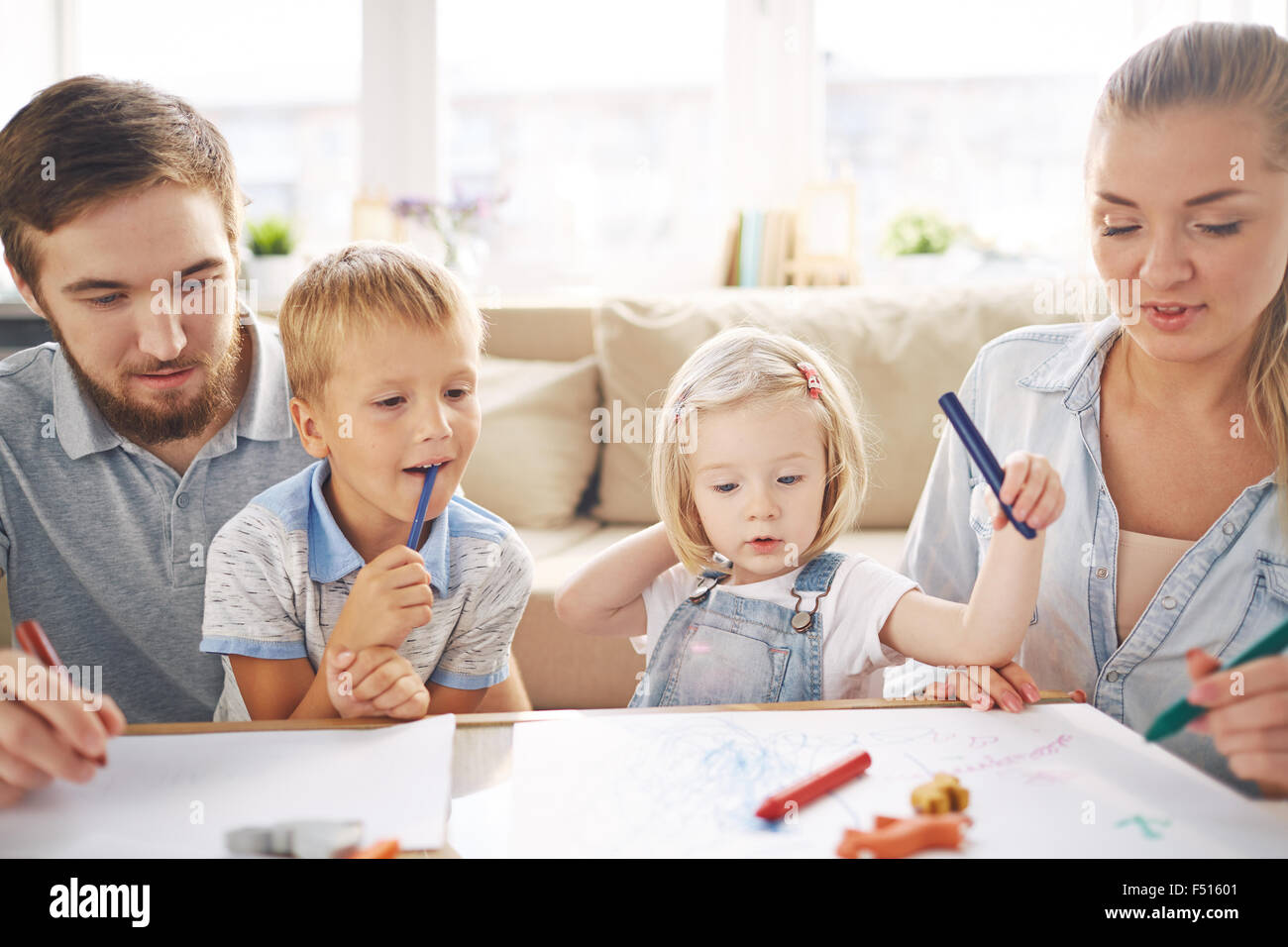 La famille moderne avec des crayons dimensions ensemble Banque D'Images