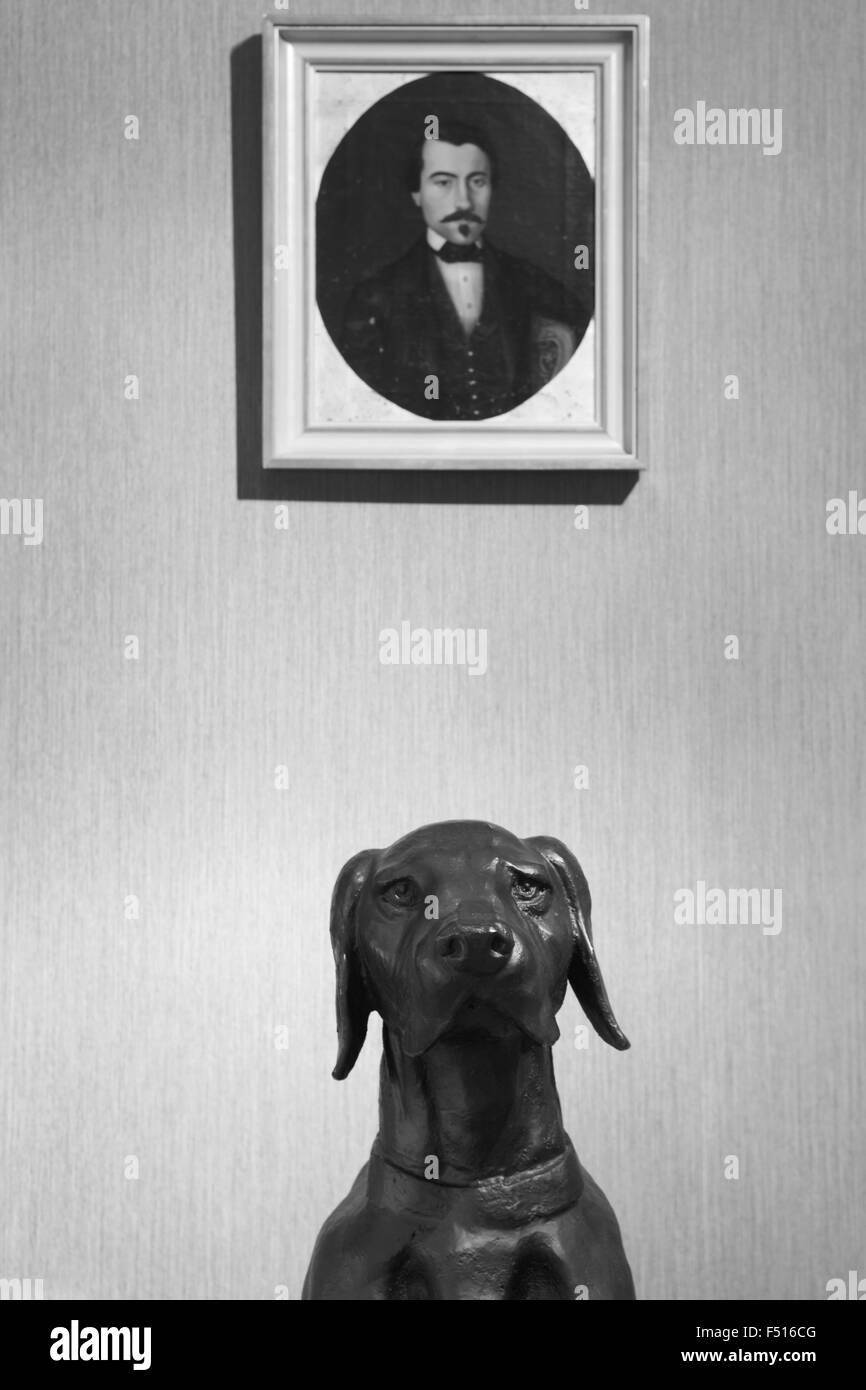 Sculpture métal chien avec photo à l'arrière-plan d'objets de décoration verticale noir et blanc Banque D'Images Sculpture métal chien avec photo à l'arrière-plan d'objets de décoration verticale noir et blanc Banque D'Images