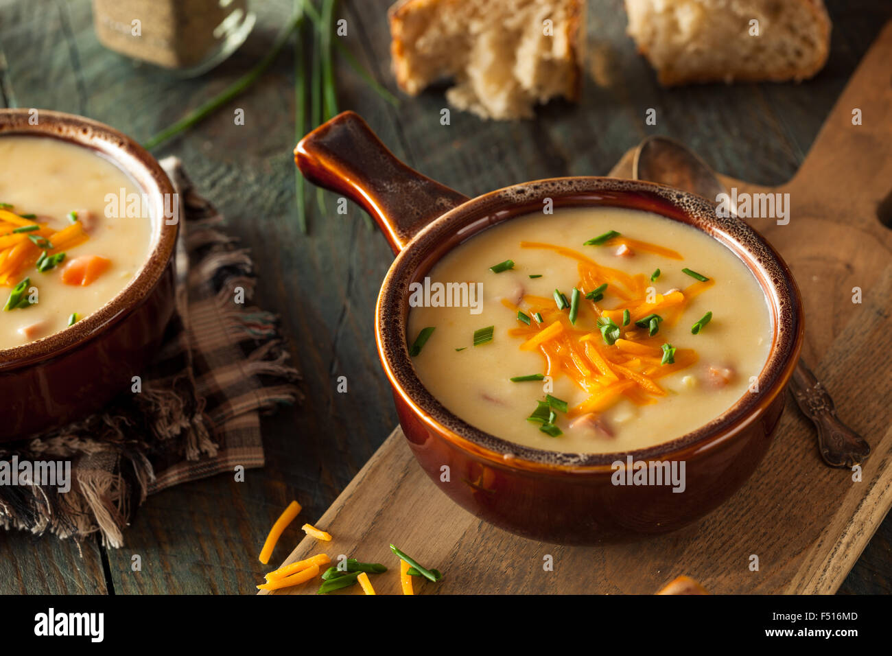 De la bière à la ciboulette soupe au fromage et du pain Banque D'Images