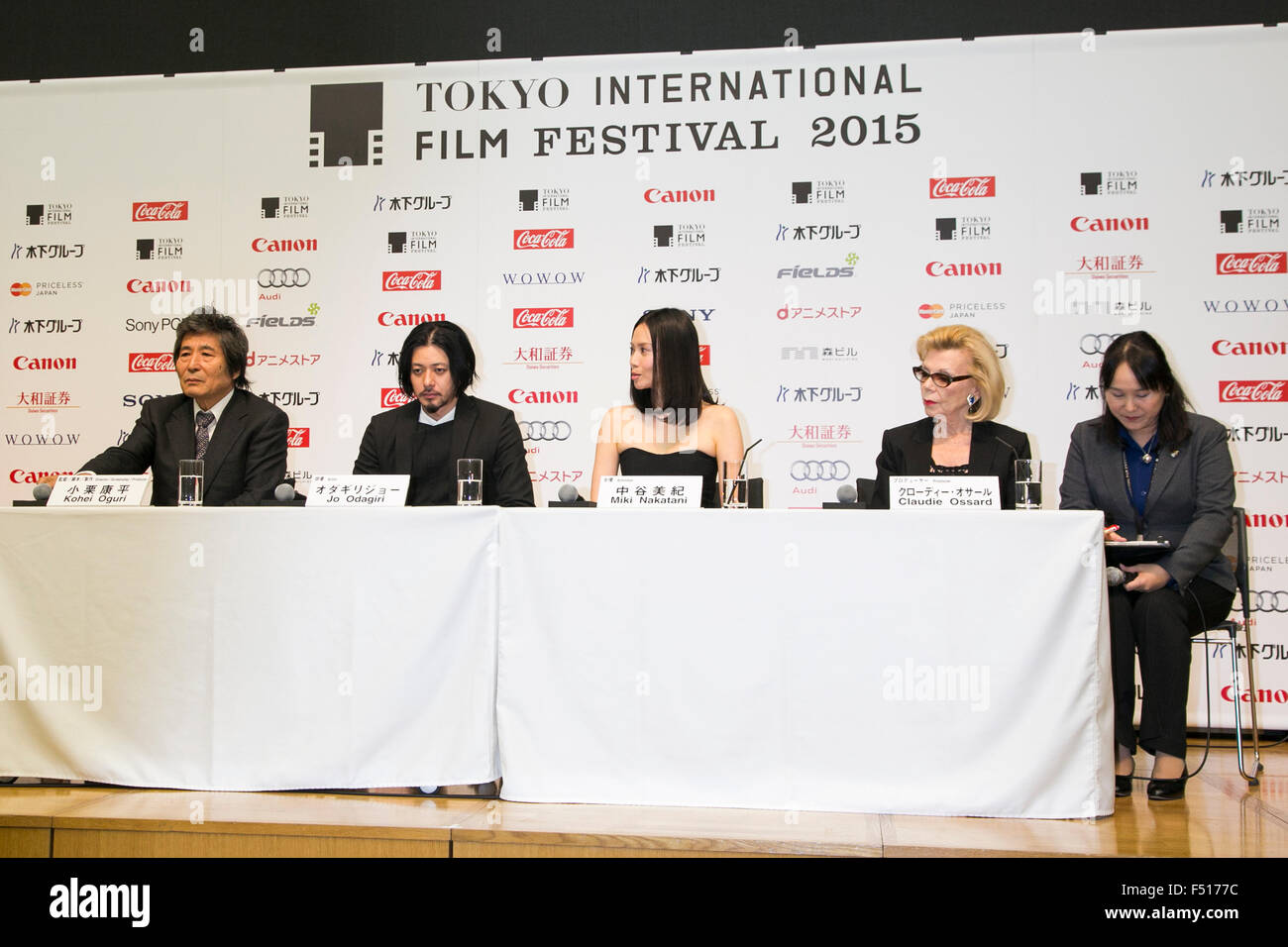(L à R) Directeur Eliseo Subiela, acteur Jo Odagiri, actrice Miki Nakatani et Claudie Ossard producteur français, assister à une conférence de presse pour le film ''FOUJITA'' à la Toho CINEMAS à Roppongi sur Octobre 26, 2015, Tokyo, Japon. Après un écart de 10 ans depuis son dernier film, Oguri revient en tant que réalisateur, scénariste et co-producteur du film qui sortira dans les cinémas japonais le 14 novembre. Foujita raconte l'histoire de l'artiste japonais Tsuguharu Foujita qui s'installe à Paris dans les années 1920. La projection fait partie de la 28e Festival International du Film de Tokyo qui est l'un des plus grands festivals de cinéma Banque D'Images