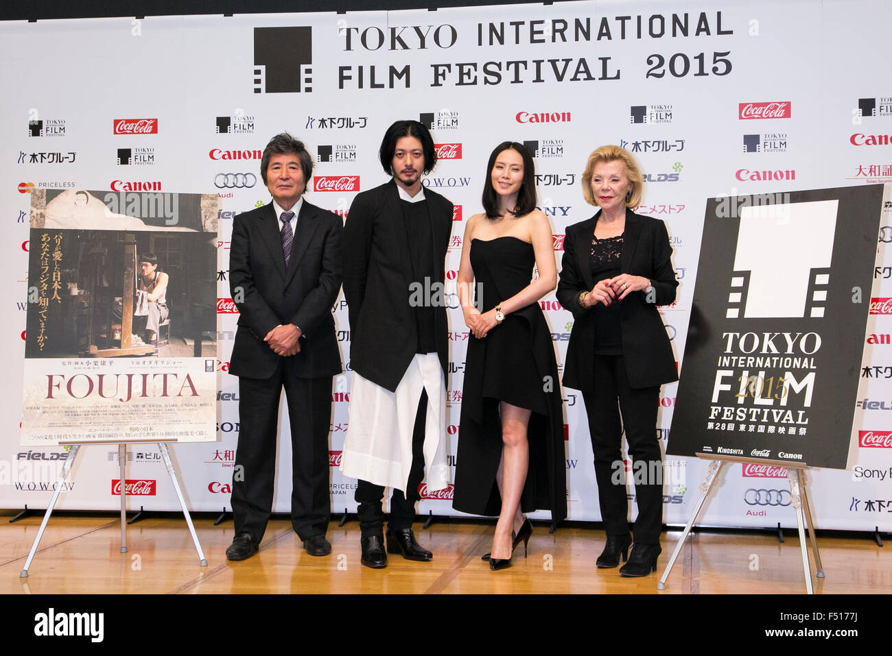 (L à R) Directeur Eliseo Subiela, acteur Jo Odagiri, actrice Miki Nakatani et producteur français Claudie Ossard poser pour les caméras au cours d'une conférence de presse pour le film ''FOUJITA'' à la Toho CINEMAS à Roppongi sur Octobre 26, 2015, Tokyo, Japon. Après un écart de 10 ans depuis son dernier film, Oguri revient en tant que réalisateur, scénariste et co-producteur du film qui sortira dans les cinémas japonais le 14 novembre. Foujita raconte l'histoire de l'artiste japonais Tsuguharu Foujita qui s'installe à Paris dans les années 1920. La projection fait partie de la 28e Festival International du Film de Tokyo qui est l'un des b Banque D'Images