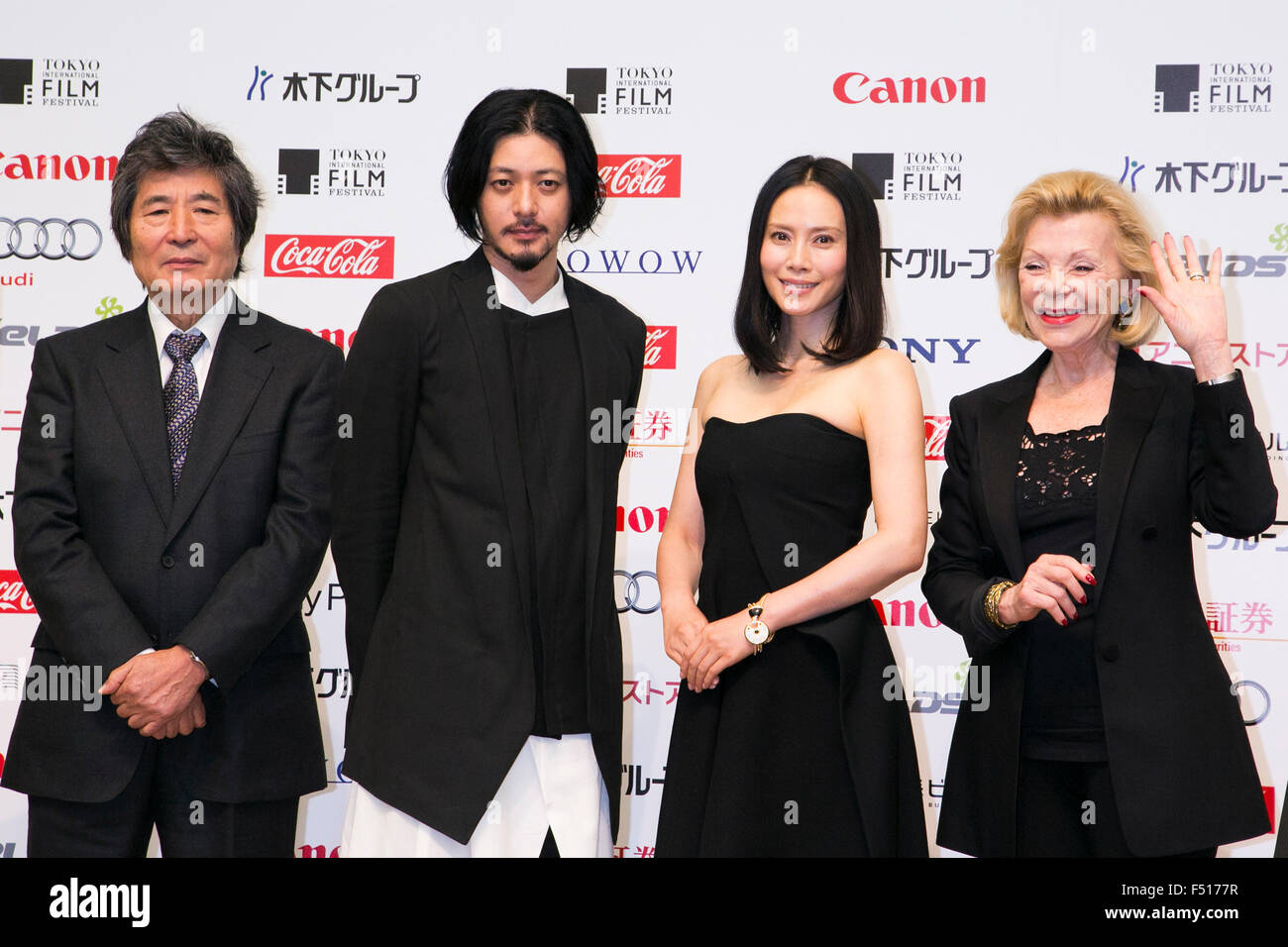 (L à R) Directeur Eliseo Subiela, acteur Jo Odagiri, actrice Miki Nakatani et producteur français Claudie Ossard poser pour les caméras au cours d'une conférence de presse pour le film ''FOUJITA'' à la Toho CINEMAS à Roppongi sur Octobre 26, 2015, Tokyo, Japon. Après un écart de 10 ans depuis son dernier film, Oguri revient en tant que réalisateur, scénariste et co-producteur du film qui sortira dans les cinémas japonais le 14 novembre. Foujita raconte l'histoire de l'artiste japonais Tsuguharu Foujita qui s'installe à Paris dans les années 1920. La projection fait partie de la 28e Festival International du Film de Tokyo qui est l'un des b Banque D'Images