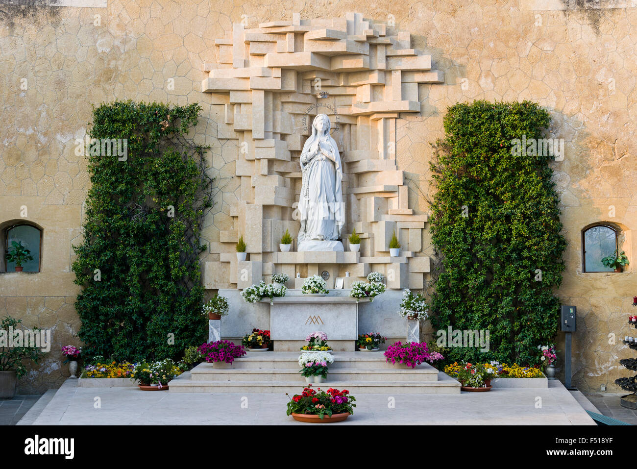 La statue de la Vierge à l'intérieur de l'église de la Madonna di lourdes Banque D'Images