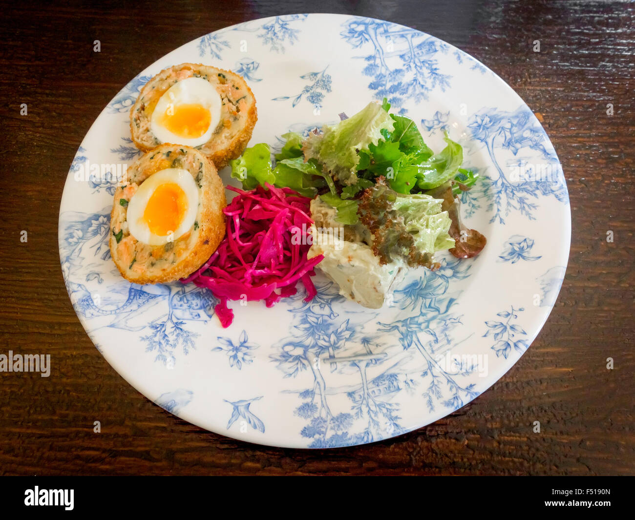 Le déjeuner de saumon fumé et d'oeufs aux herbes salade assaisonnée avec du scotch à froid de pommes de terre nouvelles et de la Mayonnaise Banque D'Images