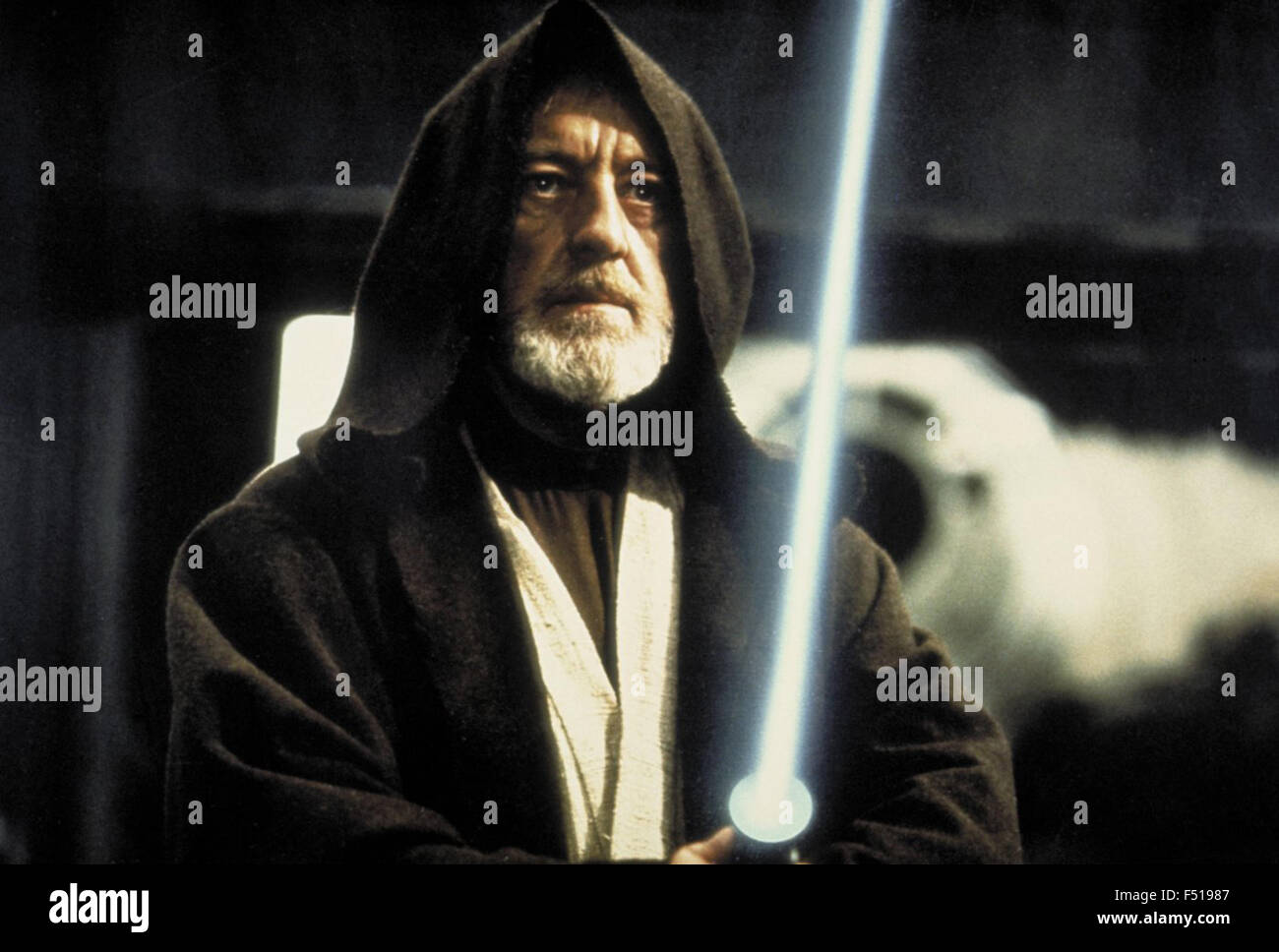 Star Wars (plus tard rebaptisée Star Wars Episode IV : Un Nouvel Espoir) est un opéra de l'espace épique américain 1977 film écrit et réalisé par George Lucas. Cette photo est pour un usage éditorial uniquement et est l'auteur de la société film et/ou le photographe attribué par le film ou la société de production et ne peut être reproduite que par des publications dans le cadre de la promotion du film ci-dessus. Un crédit obligatoire pour l'entreprise de film est nécessaire. Le photographe devrait également être portés lorsqu'il est connu. Banque D'Images