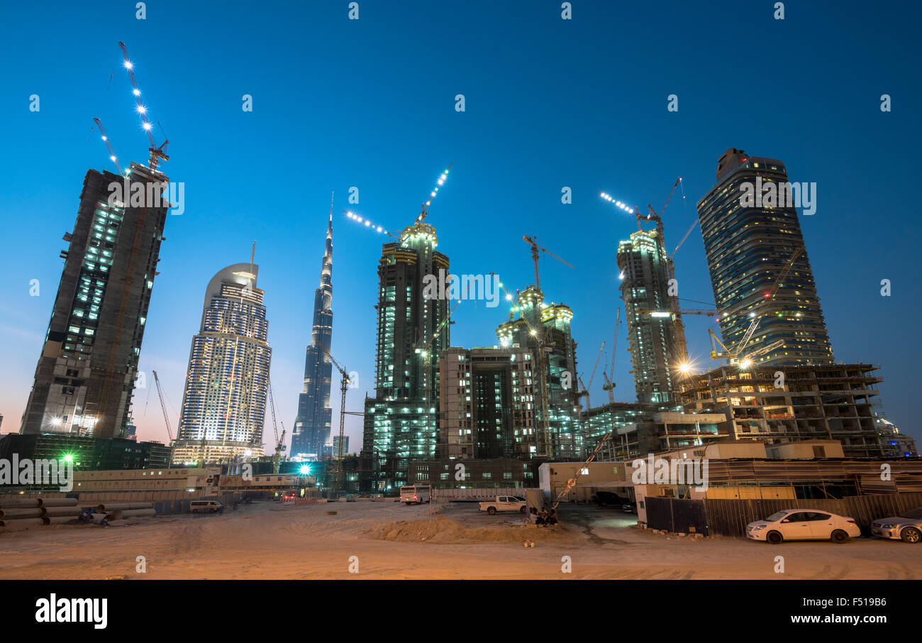 Vue de nuit sur les chantiers de construction de la nouvelle tour d'appartement de luxe tours dans Dubaï Émirats Arabes Unis Banque D'Images